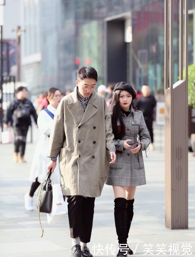 款黑色|街拍:黑白色搭配,美女脖间一抹黑色印记点缀,时尚敏感度爆棚