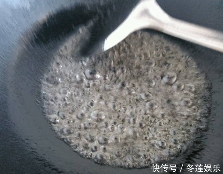 炒糖色时,用水好还是用油好?好多人都弄错了,难怪炒出来发苦