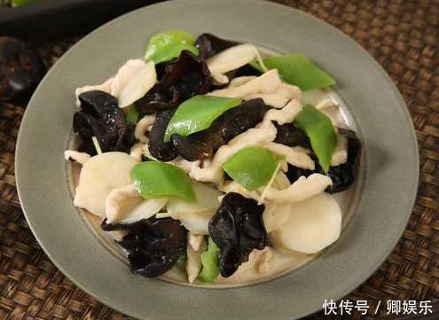 炒木耳时容易炸锅教你一招,轻松就解决,木耳脆嫩爽口不溅油
