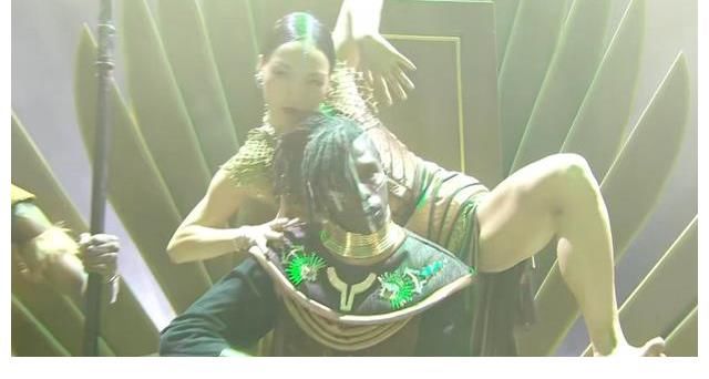 《这就是街舞4》总决赛之夜，布布打封闭上场，丛林造型致敬黑豹