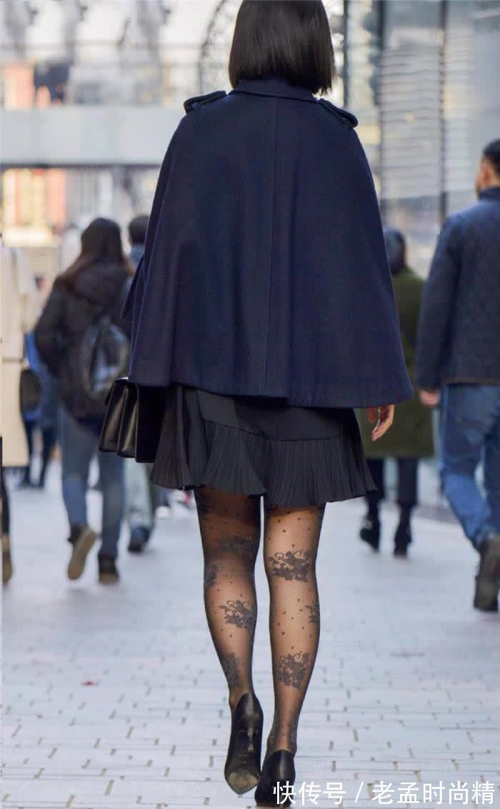 丝袜|街拍:小姐姐的搭配真花哨丝袜都带花