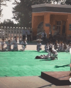 |搞笑GIF:一开门就碰到财神爷,今天要发财了吗