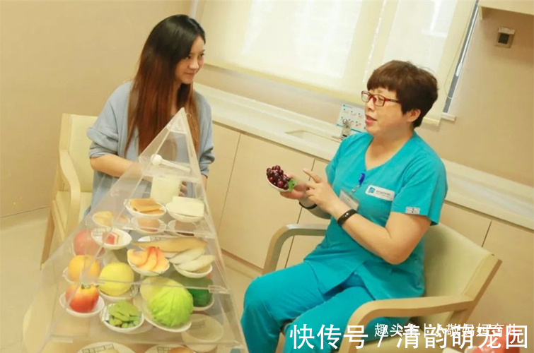 医生|宝宝出生长了“凤爪”,宝妈谎称孕期吃了鸡爪,却被医生当场揭穿