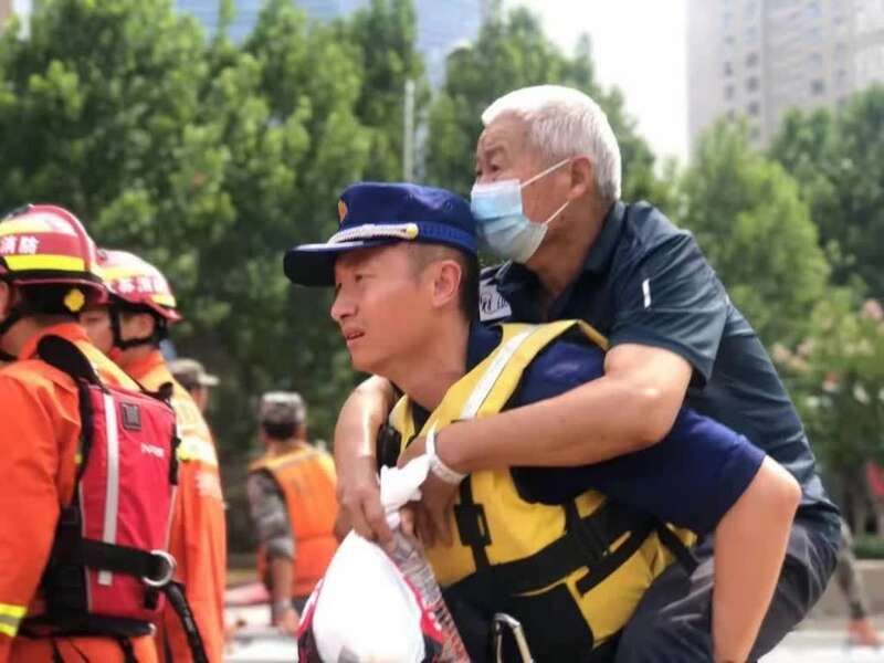 疏散|郑州阜外医院雨水齐腰深，江苏消防疏散群众700余人