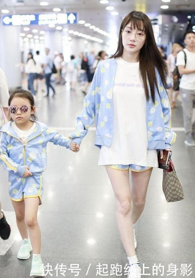 蓝色牛仔裤搭配黑色休闲装,潇洒大方也很显清新的唯美