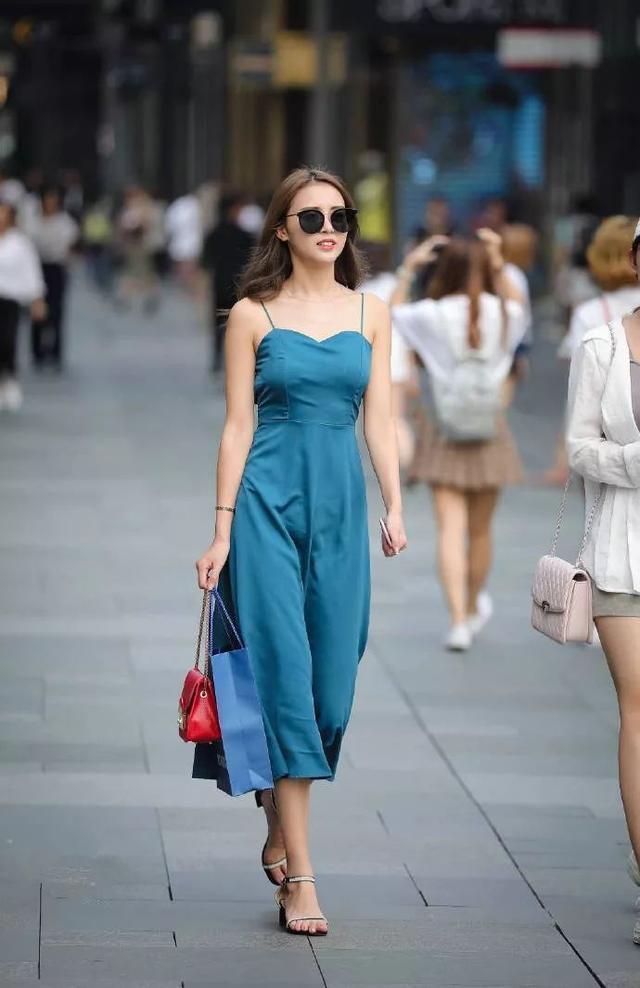 气息|小姐姐身穿挂脖式的背心,展现出温柔的气息,显得清新又时尚