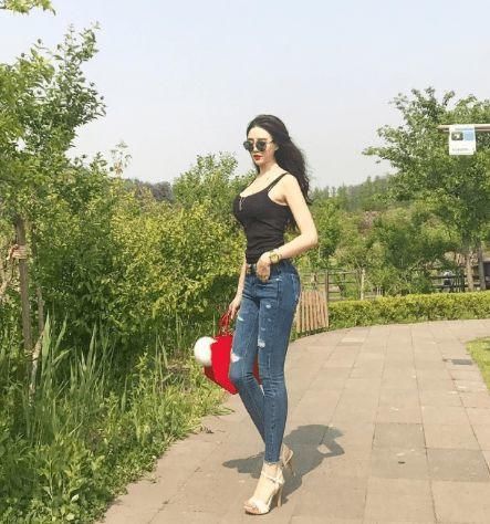 紧身牛仔裤|紧身牛仔裤配合高跟鞋，背影秒杀众人，转过身更是惊艳！