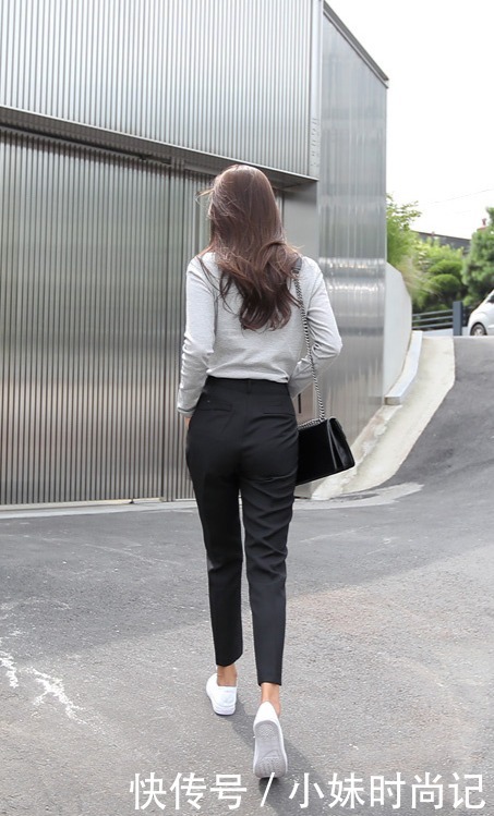 黑白细条纹卫衣搭配黑色西装裤, 知性又大方!