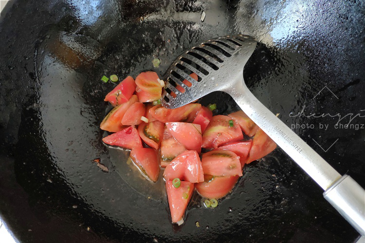 70岁婆婆教做的“疙瘩汤”,火了朋友圈,和面不用水,味道棒极了