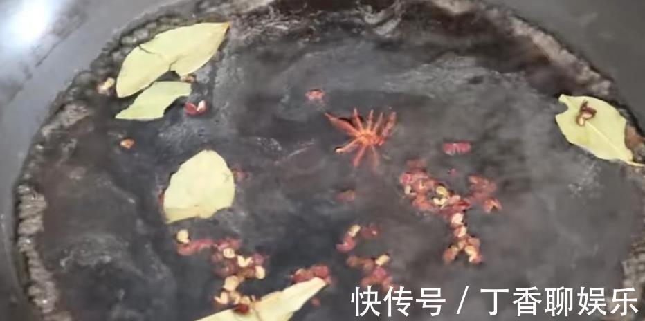 青椒不要炒着吃了,加一把花生米,这样做太香了,开胃下饭又解馋