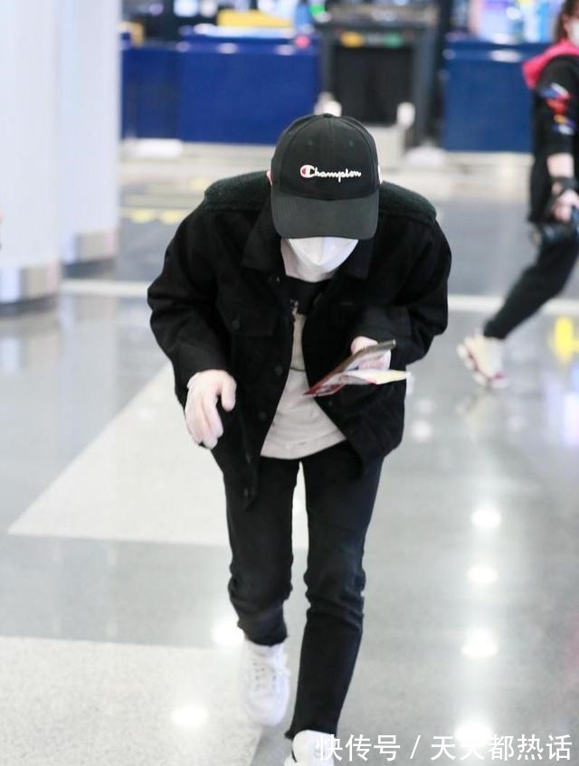 棒球帽|周深低调走机场，黑色夹克配牛仔裤潇洒有型，矮个男生就该这么穿！