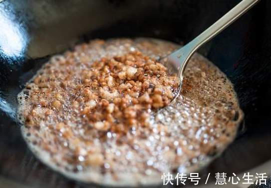 外行|熬猪油,只懂加盐是外行,多放这2样,猪油雪白香浓,久放不坏