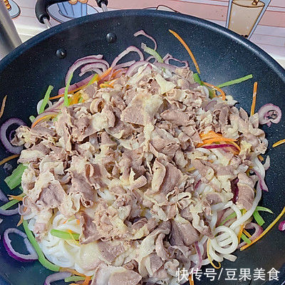 青椒丝|#圣迪乐鲜蛋杯复赛#零难度家常做法 牛肉炒乌冬面