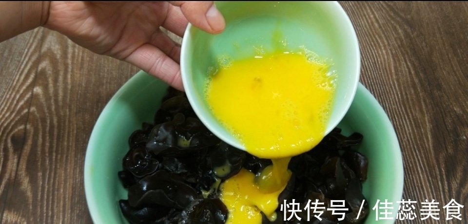 解馋|半碗木耳加2个鸡蛋，试试这个独特的做法，口感鲜香味美，好解馋