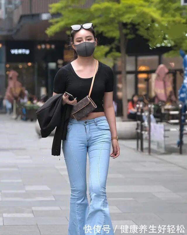 t恤 黑色短款上衣搭配蓝色阔腿打底裤,时尚端庄,贤良淑德气质无疑!