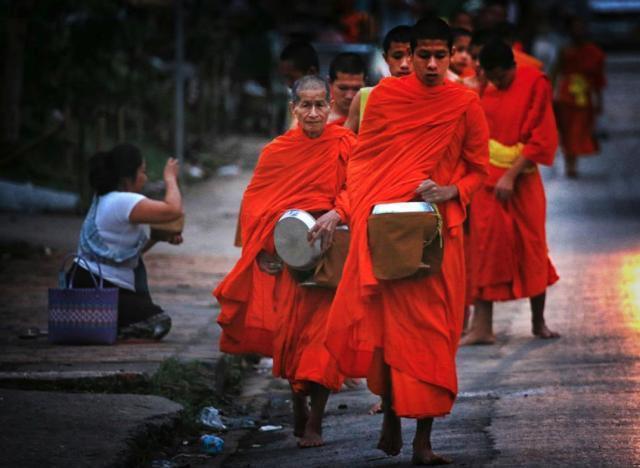 功德@很多寺庙都有“功德箱”,往里面放钱,究竟会不会积“功德”