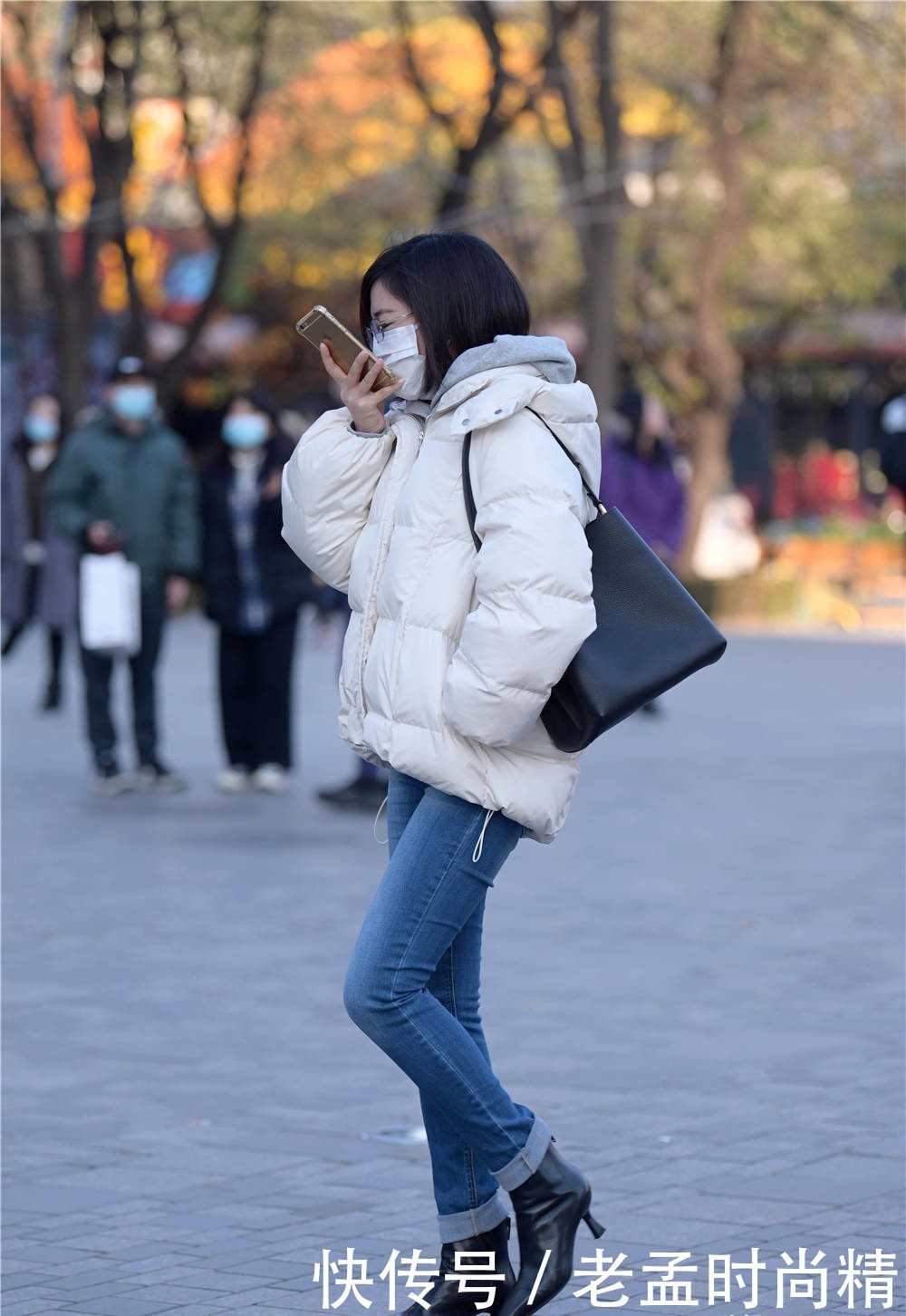 街拍: “牛仔短靴风”, 牛仔裤配各种短靴, 加上衣风格造型各一