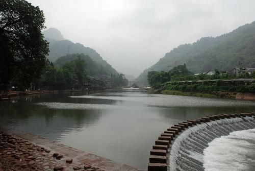 四川一座历史悠久的古镇，历代屡废屡兴，是四川十大古镇之一