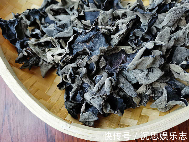 吃木耳,为何要焯水不焯水能吃吗一文读懂木耳的正确食用方法