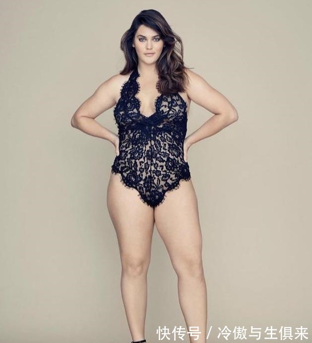 vogue|170斤也能走T台大码超模艾什莉，胯宽腿粗，魅力却不输Gigi！