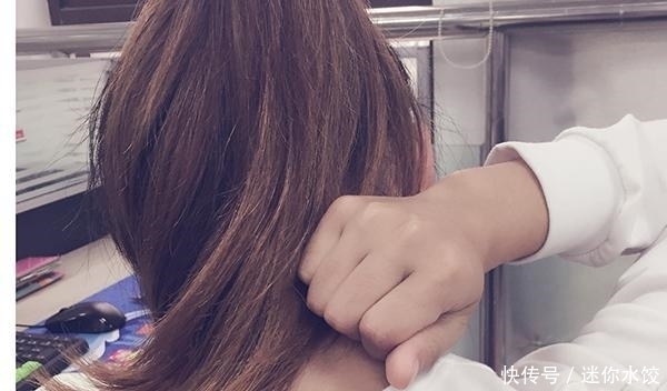 脖子后面鼓了一个包,是“富贵包”吗?骨科医生的3个方法,学习