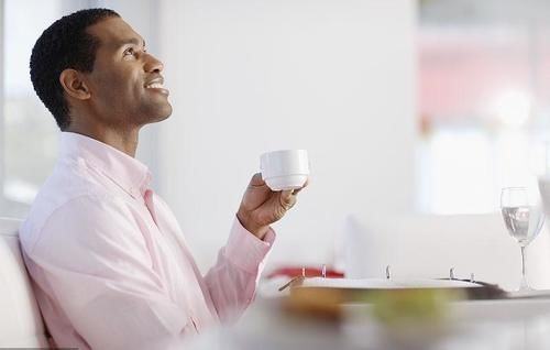 人老了以后，是多喝水好还是少喝水好？可能很多人并不清楚