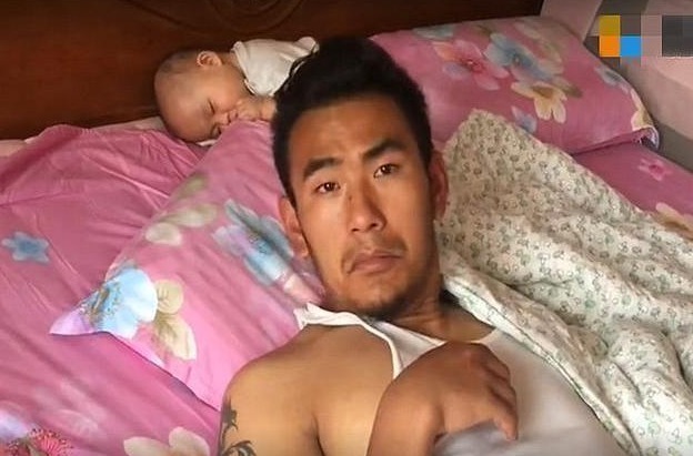 表情|宝爸跟娃睡觉,醒来发现娃“丢了”,仔细看奶爸表情,比娃还可爱