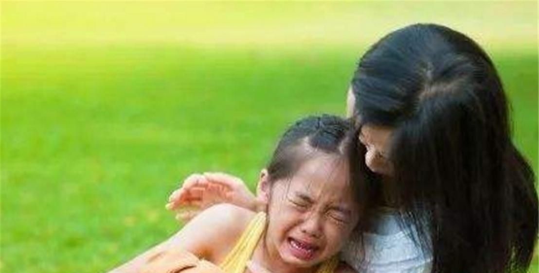 孩子|孩子3个行为明明是缺爱,父母却骄傲地以为孩子是高情商,可悲