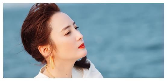 陳建斌真有眼福，蔣勤勤吃飯時(shí)脫妝，真實(shí)顏值看呆現(xiàn)場(chǎng)男嘉賓