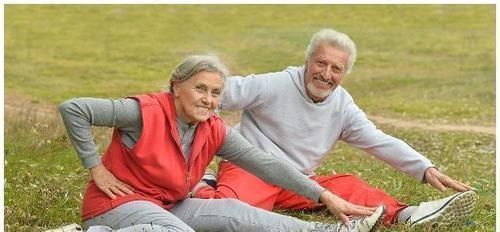 动作|腿好人不老！4个简单动作，远离关节疼痛，80岁也可能健步如飞