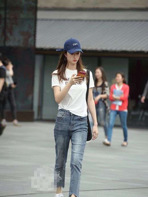 街拍小姐姐身穿黄色连衣裙,黄色很亮眼,走在街上很吸睛