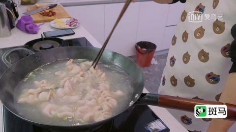 做家务的男人|黄景瑜K歌暴露年龄,宋妍霏父亲偷吃零食被抓包,这综艺太欢乐了