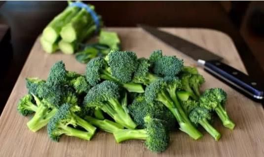 西蘭花雖好，2種人最好少吃，會損害身體健康！