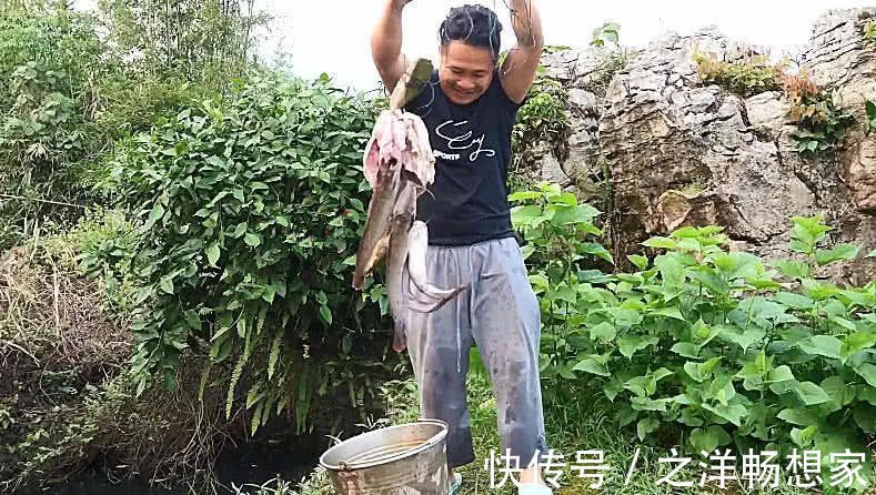 小伙钓鱼时扔了块猪肺到河里，大家很疑惑，一会后又都来围观