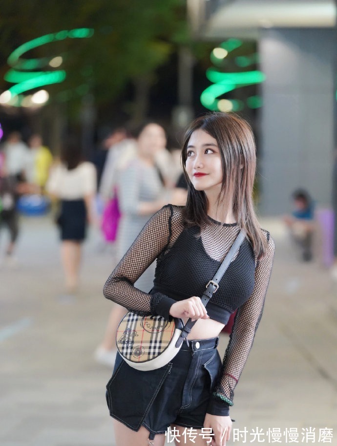 钩子 裤腿都裁成“两截”了,用钩子接上,穿着都“漏风”