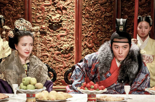 皇帝！皇帝出上联：书生脚短，下联实在太经典了，堪称千古绝对！