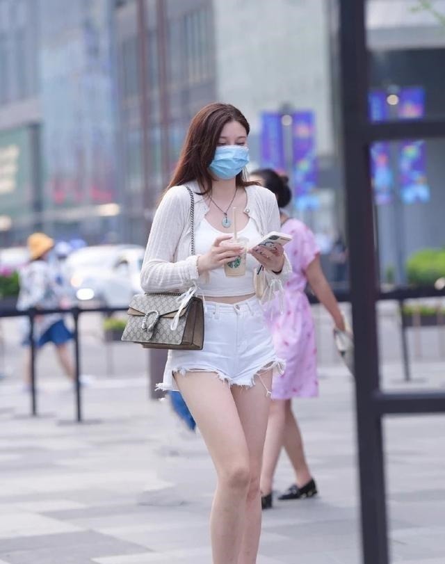 搭配 打底裤打造街头美感,突出高级时尚感,尽显妩媚诱惑!