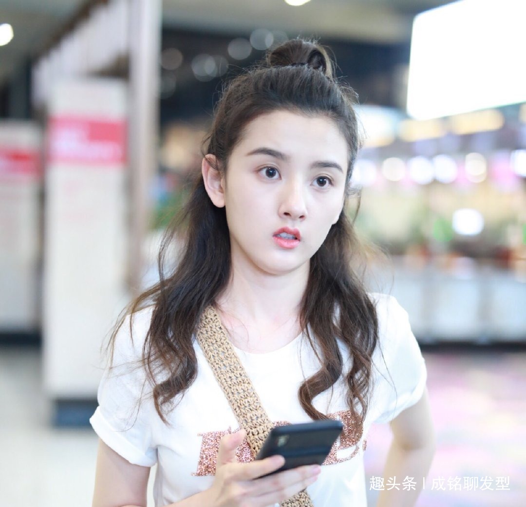 羊毛卷发 女明星做示范,头发扎一半留一半,这些发型好打理还时髦!