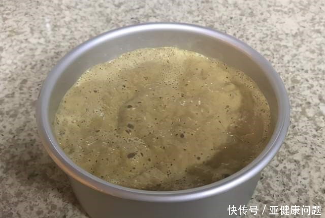 蒸发糕时，别只会放酵母粉，教你1招窍门，发糕蓬松暄软，不粘牙！