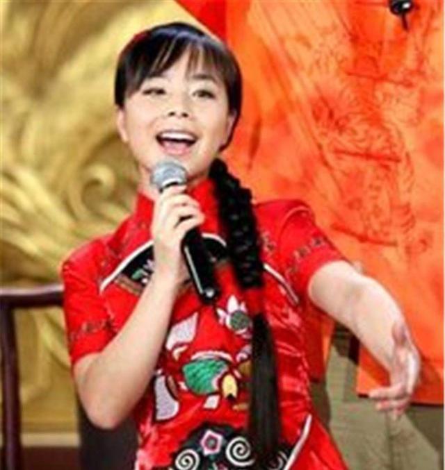 2007年,《星光大道》王二妮風(fēng)光無限,嫁人回農(nóng)村后因何發(fā)文抱怨