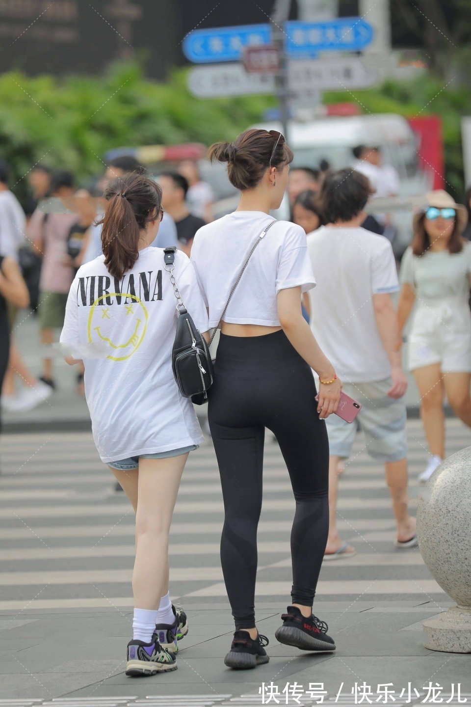 穿搭|30岁的辣妈穿搭减龄,黑色打底裤加白色短袖,走在街上很时尚