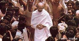  接受|印度甘地主张“非暴力不合作”，就是面对日本人的屠杀应该接受