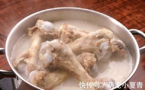 汤汁|不论炖什么骨头汤，都别直接加水炖，多加这1步，汤汁又香又白！