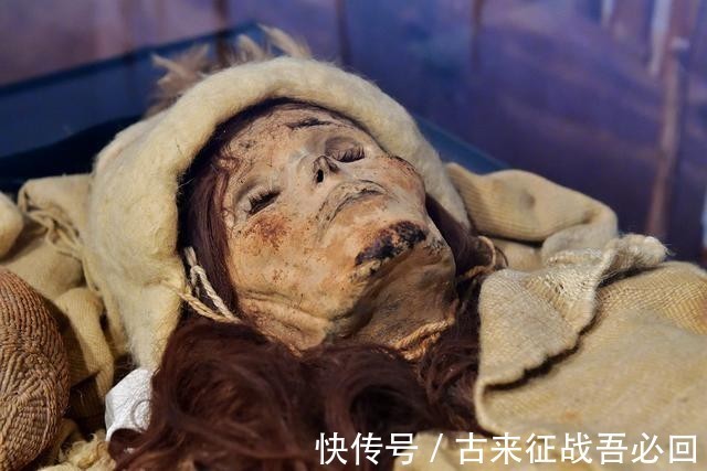 罗布泊|新疆古墓挖出千年干尸,骨骼纹路清晰,嘴唇还涂着2700年前的口红