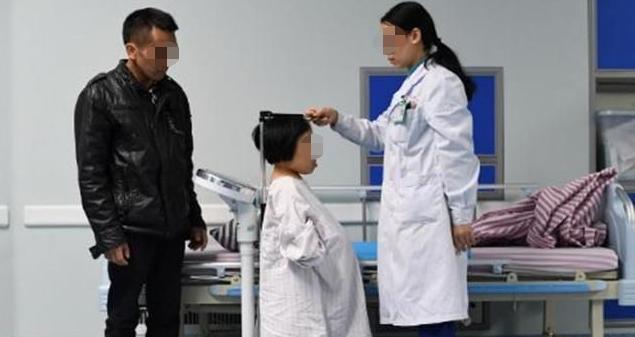 贫血|90厘米“袖珍”妈妈不听劝阻,坚持生下宝宝,孩子现状令人叹息