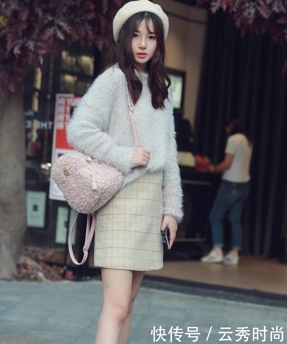 米色|小姐姐毛绒上衣搭配米色半裙,回头率爆表