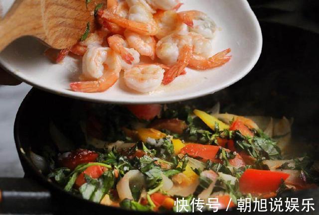 这盘虾满满异国风味,里面加了一种香草,简直太美味了!