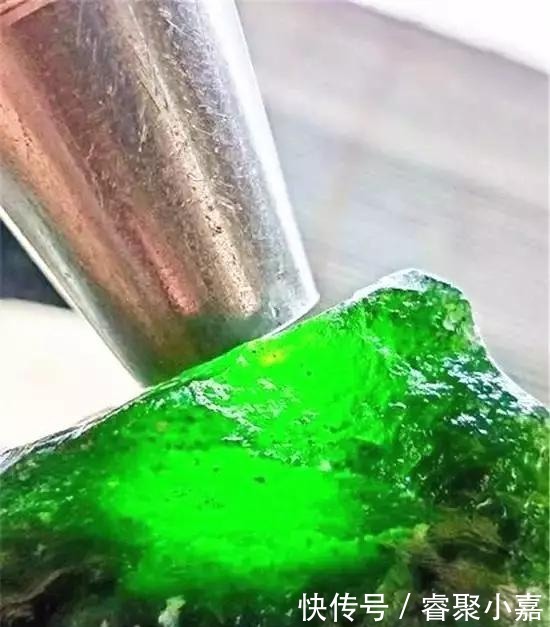 这种与翡翠共生的“高冰帝王绿”,其实就值几百块钱!