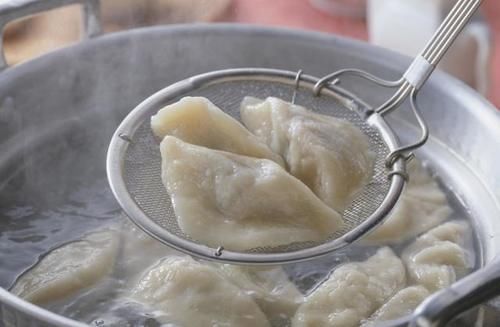 饺子皮|如何能让饺子皮又薄又筋还煮不烂,告诉你个小诀窍,和面时加点它