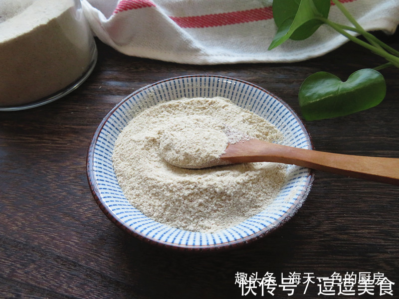 教您在家制作美味调味料，炒菜时加一点它比味精还鲜，快试试！